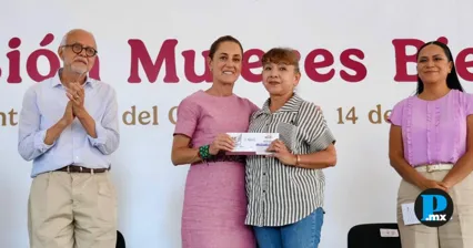 Claudia Sheinbaum entrega tarjetas de Pensi&oacute;n Mujeres Bienestar en Nayarit