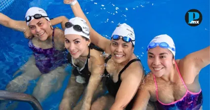 200 mujeres nadan en Puebla por el 8M en evento deportivo