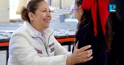 Laura Artemisa entrega lentes a estudiantes de Santo Tom&aacute;s Chautla para mejorar su desempe&ntilde;o