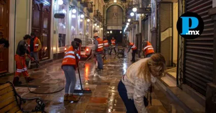 Brigadas del OOSL utilizan equipo de hidro-lavado para el saneamiento de las zonas peatonales frente a la Catedral y templos hist&oacute;ricos.