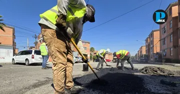 Cuadrillas municipales realizan labores de bacheo y mantenimiento vial en el Infonavit San Jorge