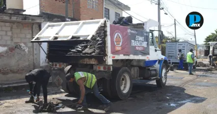 Supervisan labores de bacheo en San Pablo Xochimehuacan