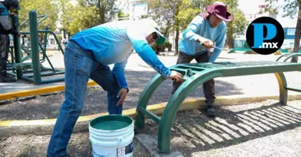 Rehabilitan parques y mobiliario urbano en colonias de la capital poblana