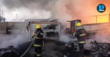 El incendio en una recicladora de Coronango alarm&oacute; a vecinxs y automovilistas&nbsp;
