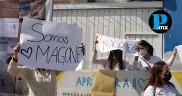 Padres de familia del Colegio Carrusel Magone colocaron una lona para exigir a la SEP y a la FGE que las investigaciones por presuntos abusos se realicen con objetividad.