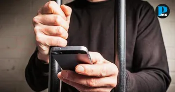 Congreso de Puebla analiza castigar a custodios por ingreso de celulares en penales