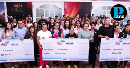 La administraci&oacute;n de San Andr&eacute;s Cholula entreg&oacute; recursos econ&oacute;micos a directivos de diversas escuelas para el mantenimiento y mejora de instalaciones escolares.