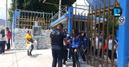 Polic&iacute;a Municipal de Tehuac&aacute;n aplica estrategia preventiva en la Preparatoria Gilberto Mart&iacute;nez Guti&eacute;rrez para reducir riesgos por retos virales.