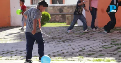 Figueroa recorre colonias y entrega juguetes por D&iacute;a del Ni&ntilde;o