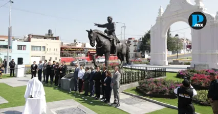 Autoridades estatales y legisladores participaron en la develaci&oacute;n del Monumento a Ignacio Zaragoza en Puebla.