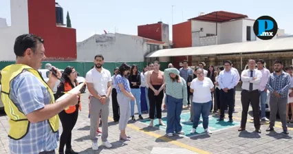 Personal del TEEP participa en el Primer Simulacro Nacional 2026, encabezado por magistrados y brigadas de Protecci&oacute;n Civil.