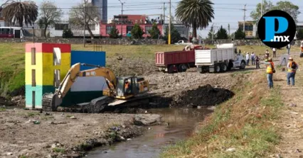Maquinaria pesada y cuadrillas municipales trabajan en el desazolve del vaso regulador Puente Negro como parte de la estrategia preventiva ante la temporada de lluvias.