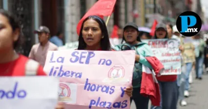 Marchan m&aacute;s de 3 mil estudiantes en Puebla; exigen infraestructura y apoyo a casas estudiantiles