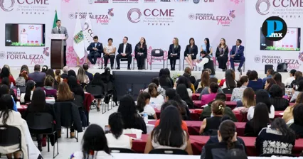 El gobernador Alejandro Armenta Mier y la presidenta del CCME, Edhal&iacute; Moreno C&iacute;ntora, durante el arranque del programa Fortalezza Puebla Turismo.