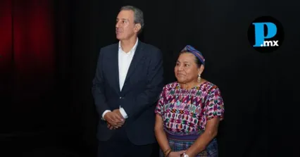 El presidente municipal de Puebla, Pepe Chedraui, junto a la Premio Nobel de la Paz, Rigoberta Mench&uacute; Tum, durante la clausura del Smart City Expo LATAM Congress 2026 en la capital poblana.