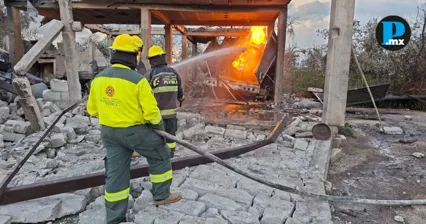 Contin&uacute;an labores para sofocar incendio de autotanques en Tepeaca