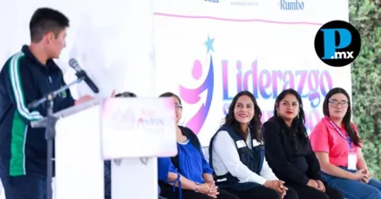La alcaldesa de San Andr&eacute;s Cholula, Lupita Cuautle, convive con estudiantes durante el ciclo de conferencias enfocado en la participaci&oacute;n juvenil y el compromiso social.