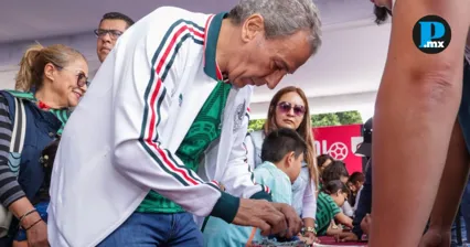 Intercambio de estampas convierte al Z&oacute;calo en punto de encuentro