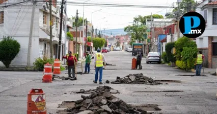 El presidente municipal Pepe Chedraui inspecciona las labores de colocaci&oacute;n de mezcla asf&aacute;ltica calientes ejecutadas por las cuadrillas operativas de bacheo en la capital.