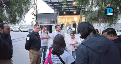 Autoridades estatales y colectivos de b&uacute;squeda durante la reuni&oacute;n celebrada tras la protesta en el Estadio Cuauht&eacute;moc.
