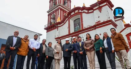 La presidenta municipal Tonantzin Fern&aacute;ndez entrega herramientas y material de pintura a mayordomos y autoridades eclesi&aacute;sticas de San Pedro Cholula.