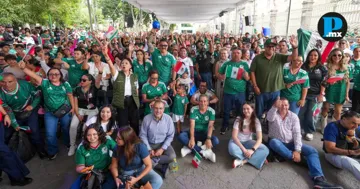 M&aacute;s de 2 mil poblanos celebran inicio del Mundial en el Z&oacute;calo 