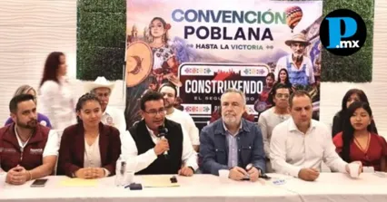Reuni&oacute;n con militantes partidistas y representantes de diversos sectores productivos durante la presentaci&oacute;n del movimiento en la capital poblana.
