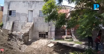 Vecinos denuncian demolici&oacute;n de muro del Teatro Jos&eacute; Recek en Xonaca