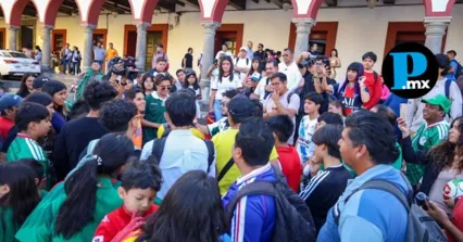 Impulsan convivencia familiar e intercambio de coleccionables junto a creadores de contenido