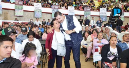 Entregan maquinaria, fertilizantes y recursos para obras comunitarias en la Sierra Norte