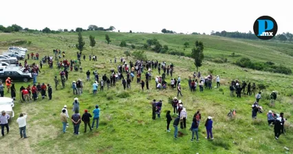 Voluntarios y personal del Ayuntamiento de San Pedro Cholula participan en la siembra de &aacute;rboles durante la Primera Jornada de Reforestaci&oacute;n 2026 en la reserva ecol&oacute;gica del Cerro Zapotecas.