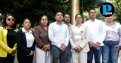 Representantes del cuerpo edilicio de Acatl&aacute;n de Osorio expusieron el conflicto pol&iacute;tico ante medios de comunicaci&oacute;n en la capital del estado.