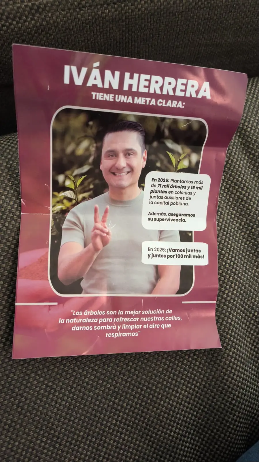 El secretario Iván Herrera Villagómez aparece como figura central en la folletería de reforestación 2025-2026 distribuida en el municipio de Puebla.