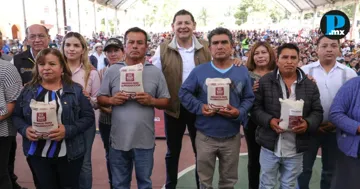 Ixtacamaxtitl&aacute;n recibe maquinaria y fertilizantes para productores rurales