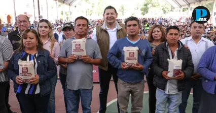 Ixtacamaxtitl&aacute;n recibe maquinaria y fertilizantes para productores rurales