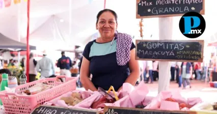 Productoras y productores locales exhiben quesos y derivados l&aacute;cteos artesanales durante la inauguraci&oacute;n de la Feria del Queso en Santa Mar&iacute;a Tonantzintla.