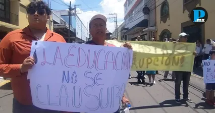 Madres y padres protestan contra cierre de Academia Militarizada en Puebla