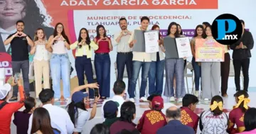 Autoridades estatales y galardonados del Premio Estatal de la Juventud &ldquo;Vicente Su&aacute;rez&rdquo; 2026 durante la ceremonia de entrega en la capital poblana.