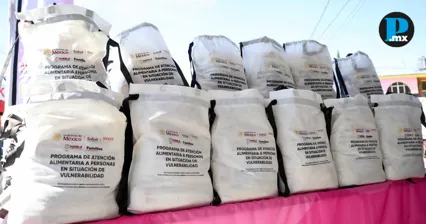 Entregan despensas a familias de San Francisco Totimehuac&aacute;n en Puebla