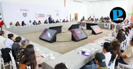 Autoridades estatales e integrantes de colectivos de familias buscadoras durante la s&eacute;ptima Mesa de Di&aacute;logo para dar seguimiento a los esquemas de localizaci&oacute;n y justicia en Puebla.