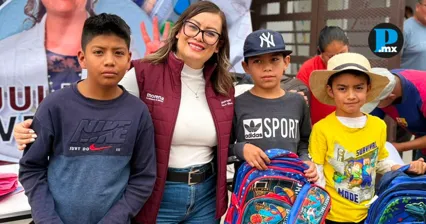 Julieta Vences encabez&oacute; jornada social con entrega de kits escolares en Puebla.