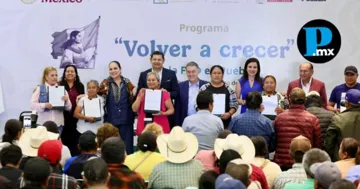 M&oacute;nica Fern&aacute;ndez Balboa y Alejandro Armenta encabezaron la entrega de cartas finiquito del programa "Volver a Crecer" a productores del campo en Puebla.