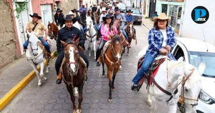 M&aacute;s de 200 jinetes recorren Cholula previo al inicio de la Feria Milenaria