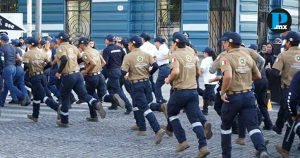 Polic&iacute;as, ciudadanos y hasta botargas corren 5 kil&oacute;metros en Puebla capital