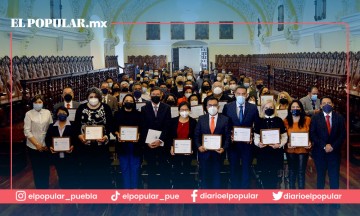 BUAP entrega reconocimientos por antigüedad a personal