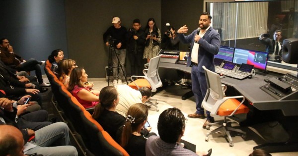 Universidad Anáhuac inaugura cabinas de radio en facultad de Comunicación