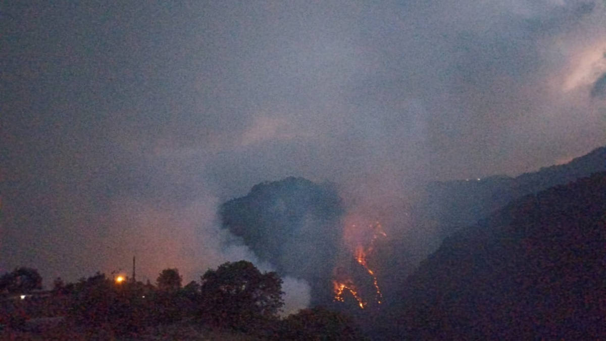 Continúa extendiéndose el incendio en Zacatlán; el viento complica la situación