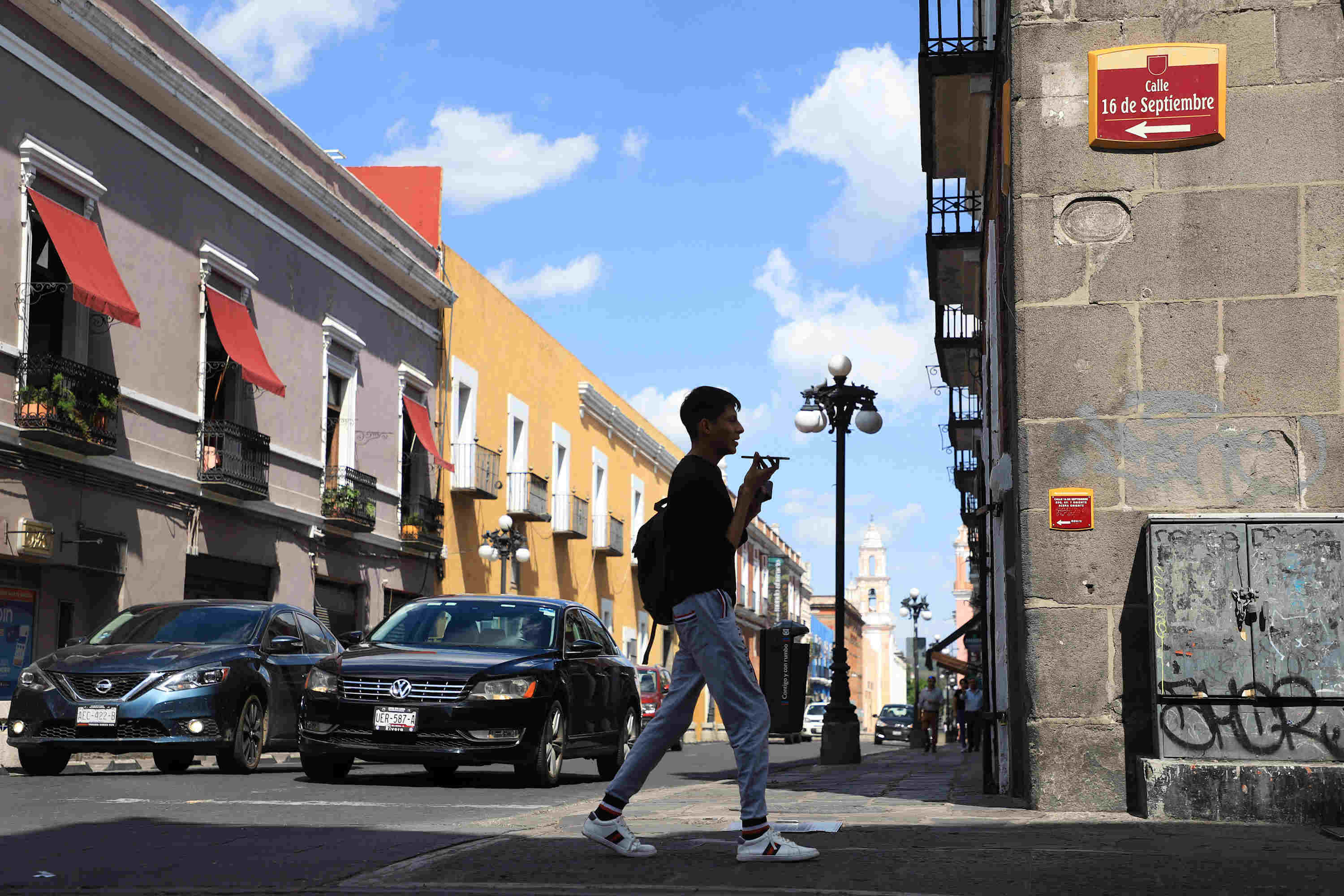 ¿Y los peatones? Académico asegura que las calles de Puebla priorizan a vehículos