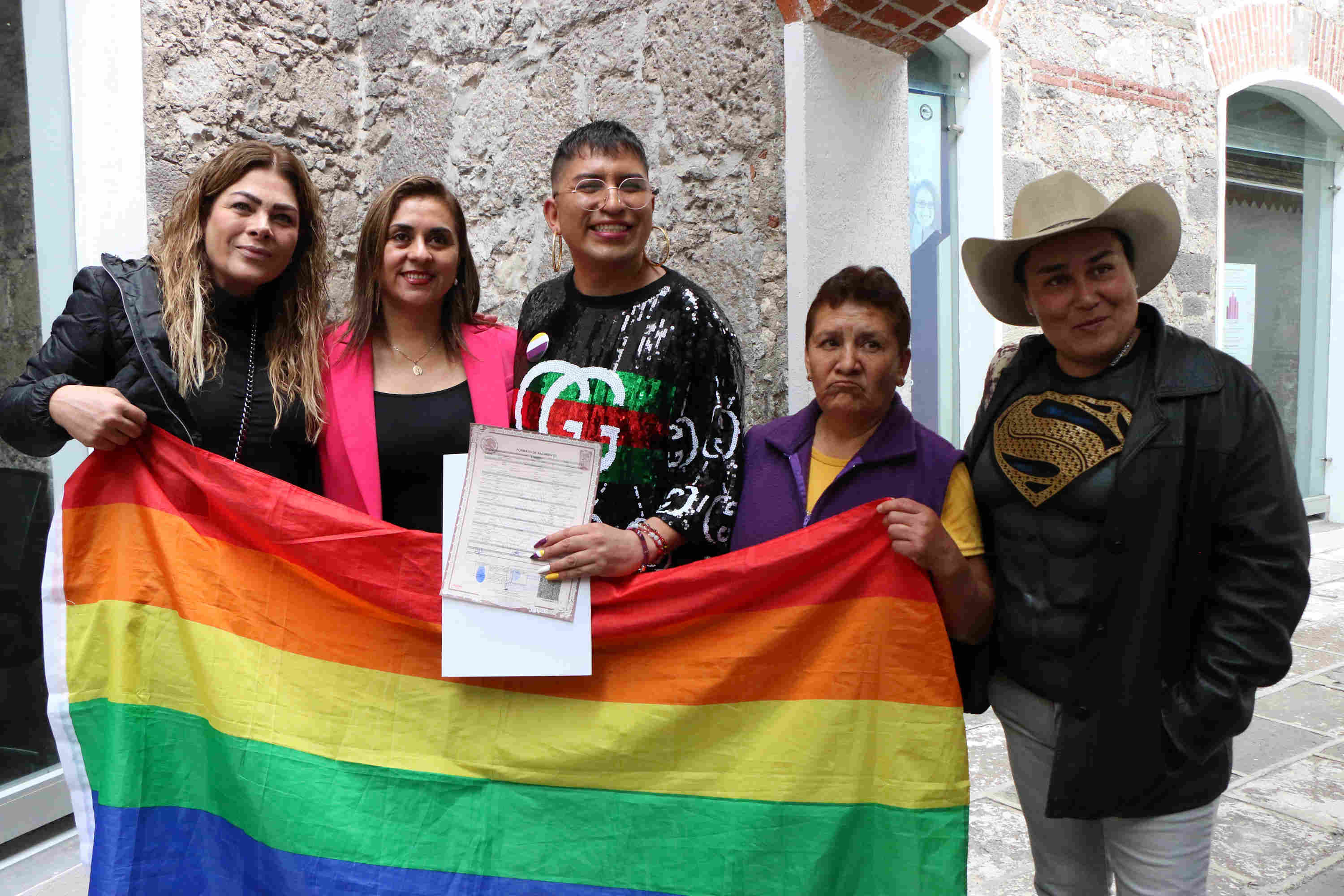 “Betucky” obtiene primera acta de nacimiento con género no binario en Puebla