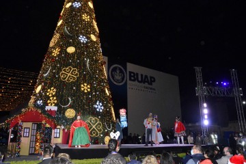 Todos los detalles del encendido del árbol de Navidad de la BUAP